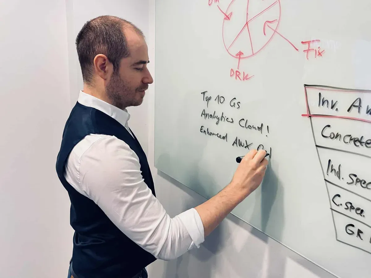 Michael Schnepf am Whiteboard im EazyStock Headquarters