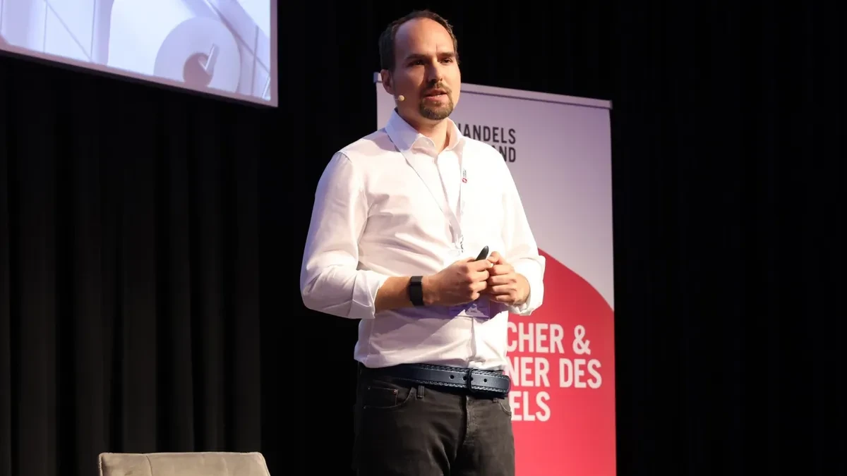Felix Kogler auf der Bühne des Handelsverband Tech Day