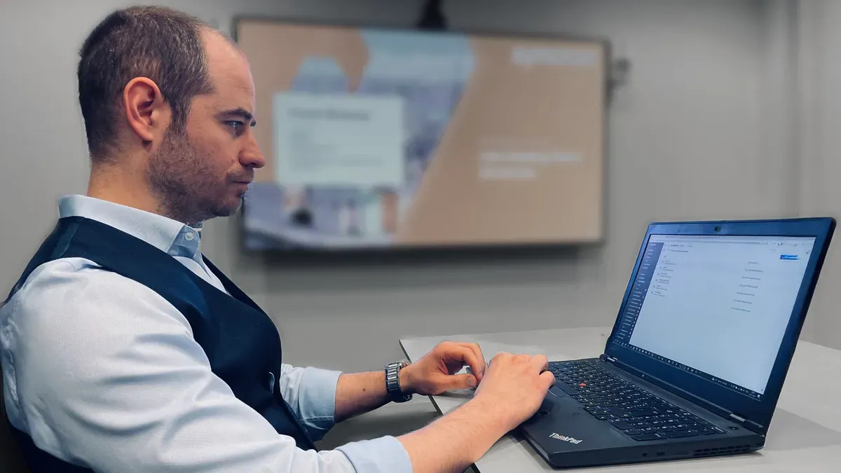 Fixer Ansprechpartner am Notebook